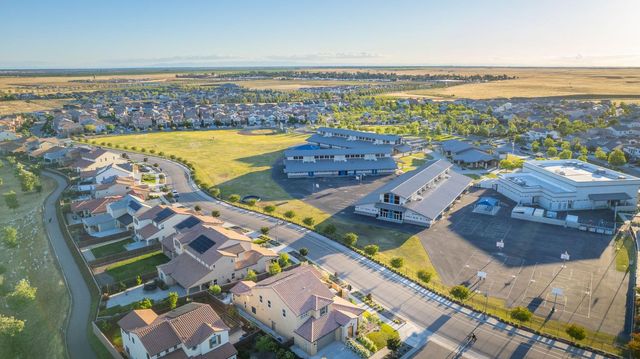 912 Vineyard Court, Madera, CA 93636