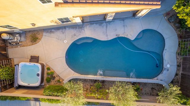 912 Vineyard Court, Madera, CA 93636