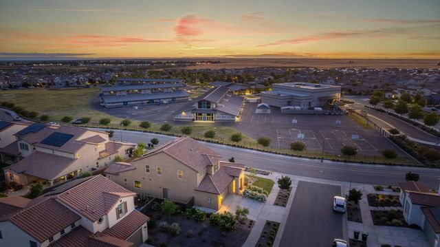 912 Vineyard Court, Madera, CA 93636