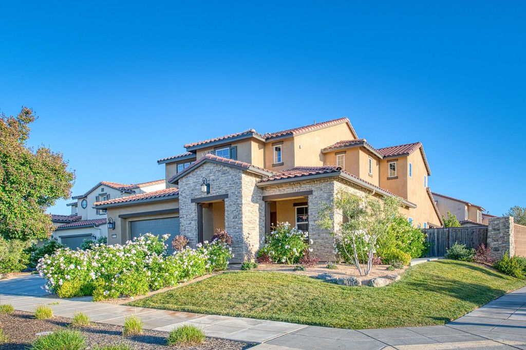 912 Vineyard Court, Madera, CA 93636
