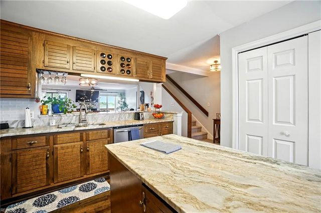 38 Sandie Point LN, Portsmouth, VA 23701