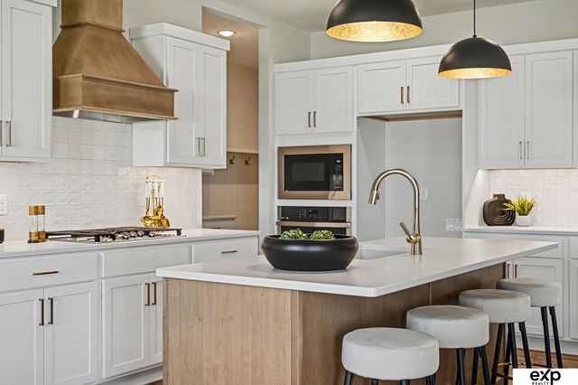 5618 Kestrel Parkway, Elkhorn, NE 68022