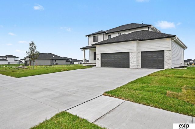 5618 Kestrel Parkway, Elkhorn, NE 68022