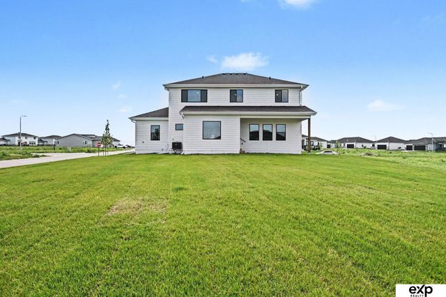 5618 Kestrel Parkway, Elkhorn, NE 68022
