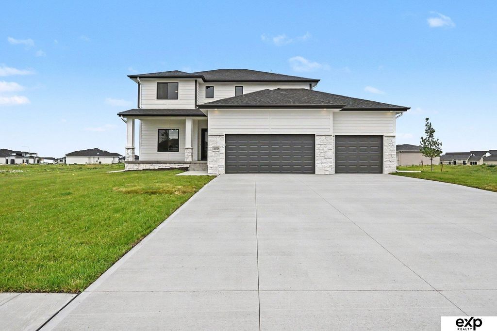 5618 Kestrel Parkway, Elkhorn, NE 68022