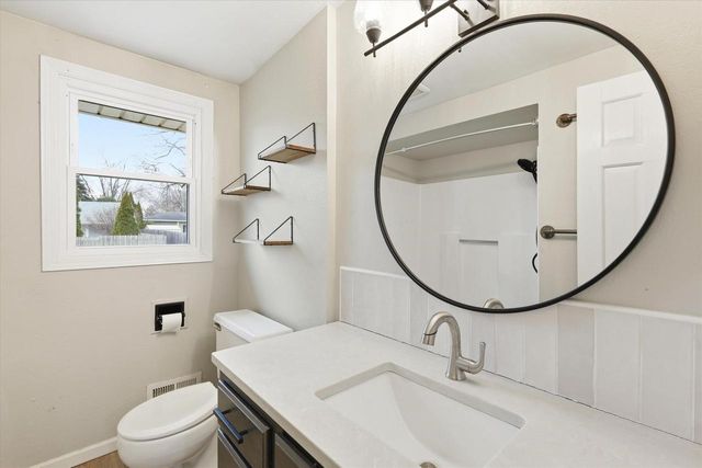 236 W 20TH AVENUE, Oshkosh, WI 54902