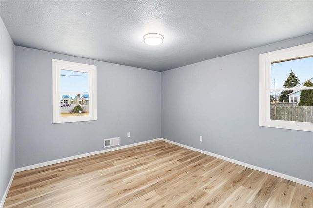 236 W 20TH AVENUE, Oshkosh, WI 54902