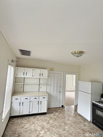 290 Wakelee Avenue 2nd floor, Ansonia, CT 06401