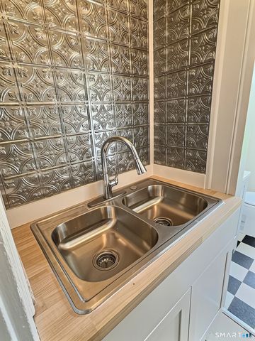 290 Wakelee Avenue 2nd floor, Ansonia, CT 06401