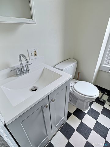 290 Wakelee Avenue 2nd floor, Ansonia, CT 06401
