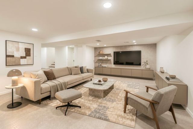 5022 N Busse Avenue, Chicago, IL 60656