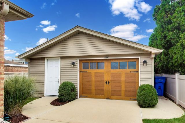 5022 N Busse Avenue, Chicago, IL 60656