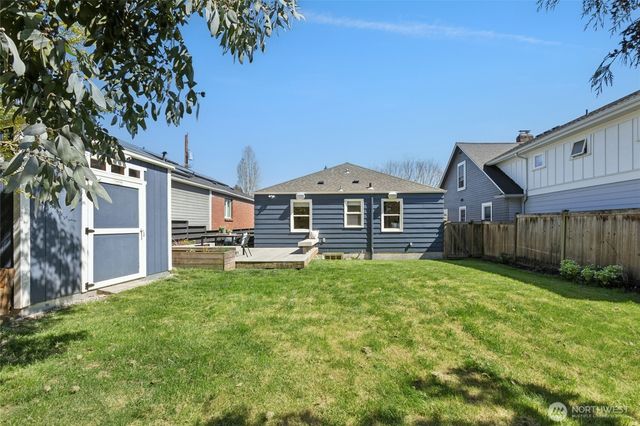 3919 Midvale Avenue N, Seattle, WA 98103