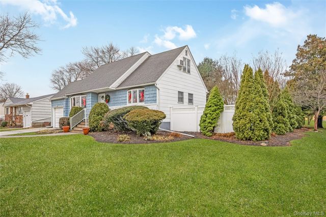 10 Roxbury Street, Farmingdale, NY 11735