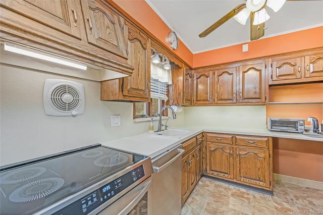 10 Roxbury Street, Farmingdale, NY 11735