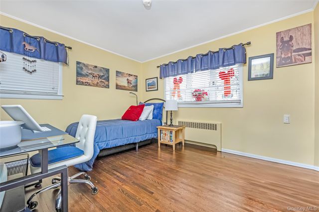 10 Roxbury Street, Farmingdale, NY 11735