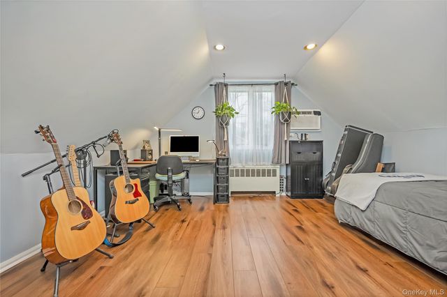 10 Roxbury Street, Farmingdale, NY 11735