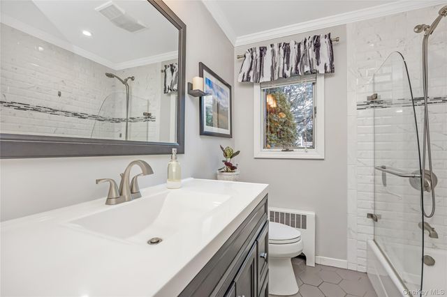 10 Roxbury Street, Farmingdale, NY 11735