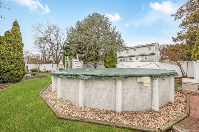 10 Roxbury Street, Farmingdale, NY 11735