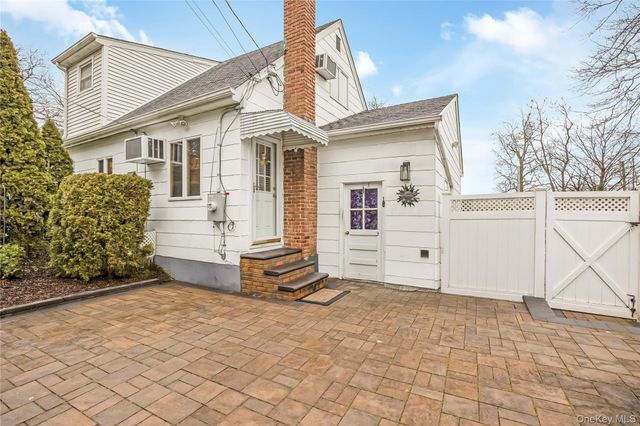 10 Roxbury Street, Farmingdale, NY 11735