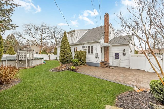 10 Roxbury Street, Farmingdale, NY 11735