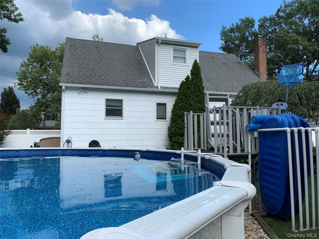 10 Roxbury Street, Farmingdale, NY 11735