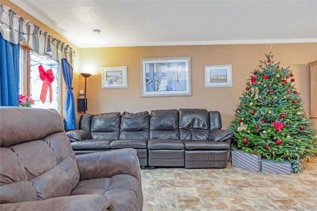 10 Roxbury Street, Farmingdale, NY 11735