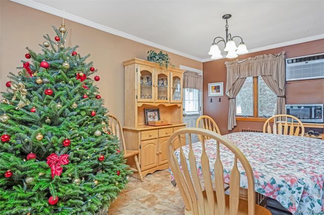 10 Roxbury Street, Farmingdale, NY 11735