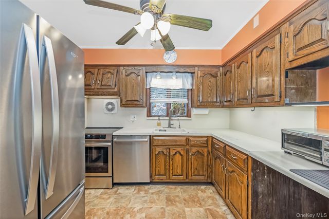 10 Roxbury Street, Farmingdale, NY 11735