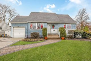 10 Roxbury Street, Farmingdale, NY 11735