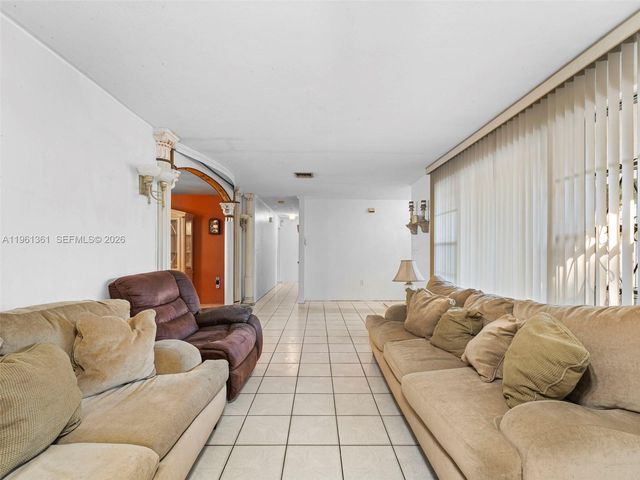 811 NW 112th St, Miami, FL 33168