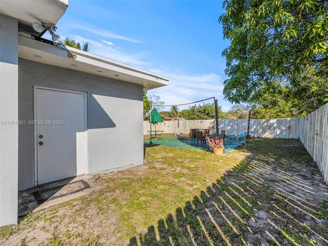 811 NW 112th St, Miami, FL 33168