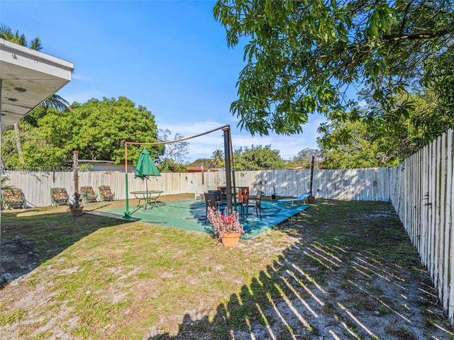 811 NW 112th St, Miami, FL 33168