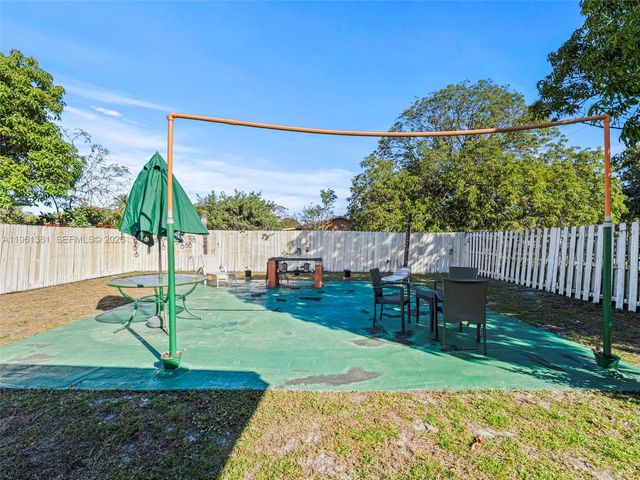 811 NW 112th St, Miami, FL 33168