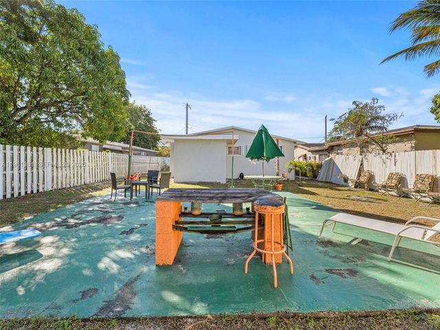 811 NW 112th St, Miami, FL 33168