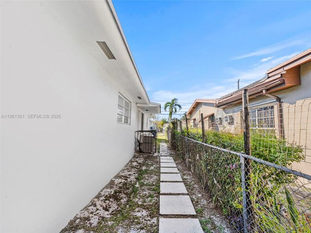 811 NW 112th St, Miami, FL 33168