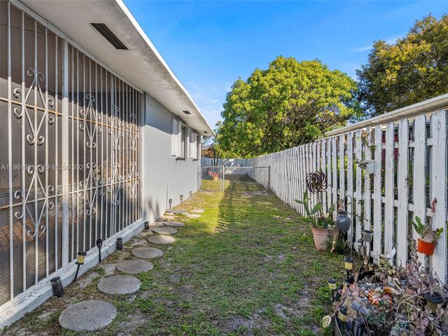 811 NW 112th St, Miami, FL 33168