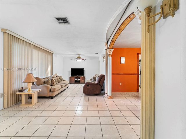 811 NW 112th St, Miami, FL 33168