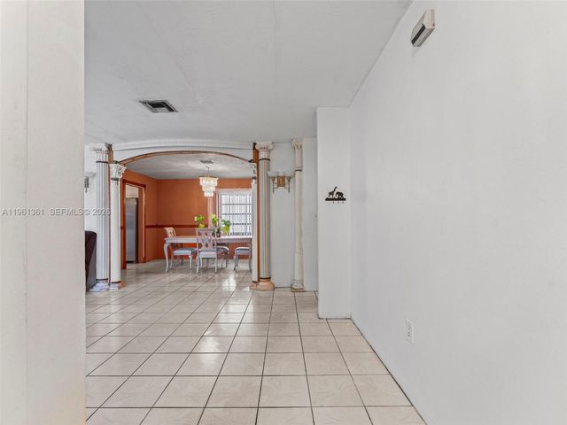 811 NW 112th St, Miami, FL 33168