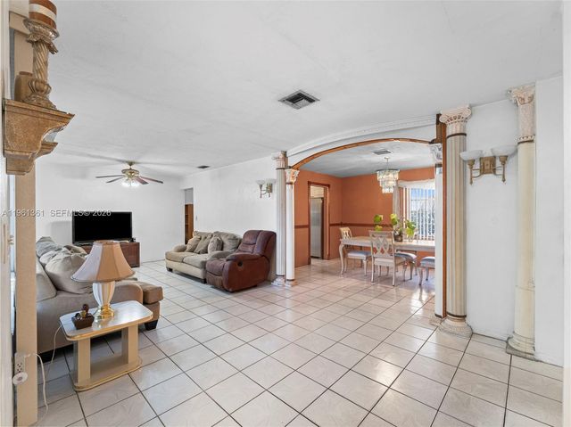 811 NW 112th St, Miami, FL 33168