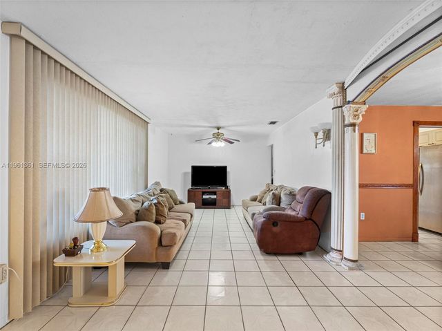 811 NW 112th St, Miami, FL 33168