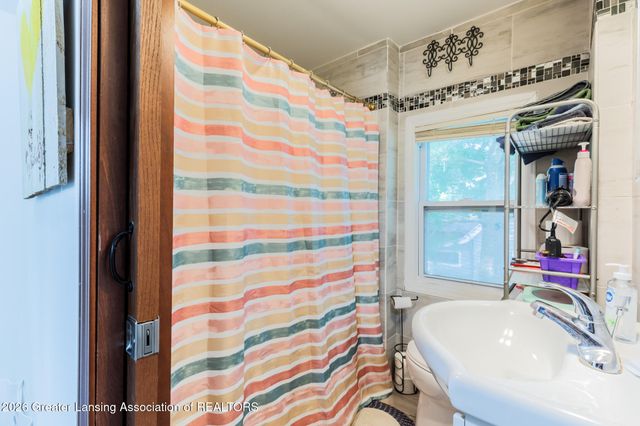 1916 W Jolly Road, Lansing, MI 48910