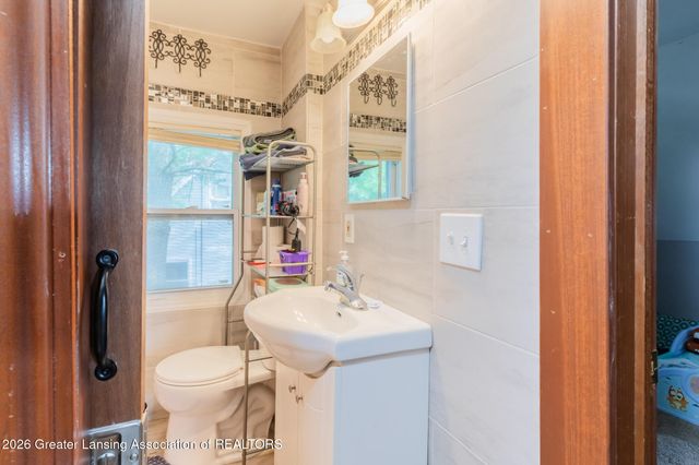 1916 W Jolly Road, Lansing, MI 48910