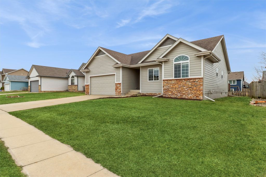 901 13th Street SE, Bondurant, IA 50035