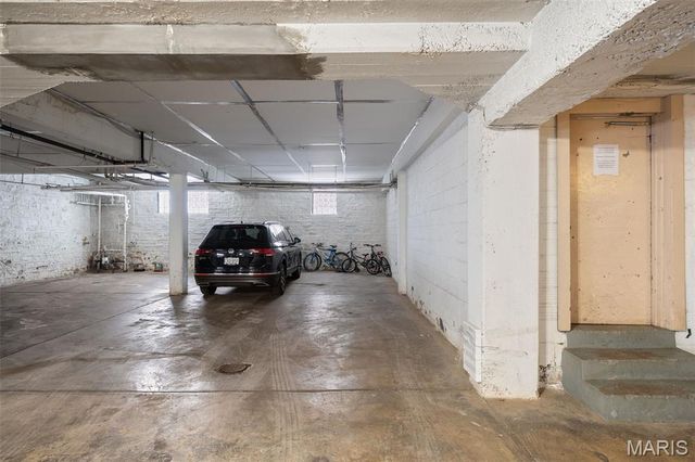 7545 Wellington Way 2B, St Louis, MO 63105