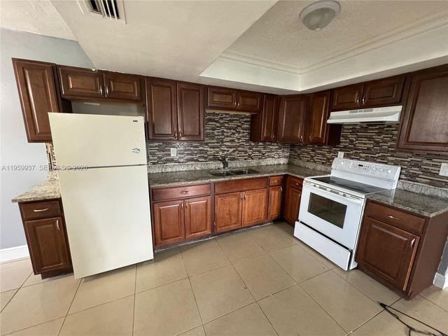 8521 NW 25th Ct, Sunrise, FL 33322