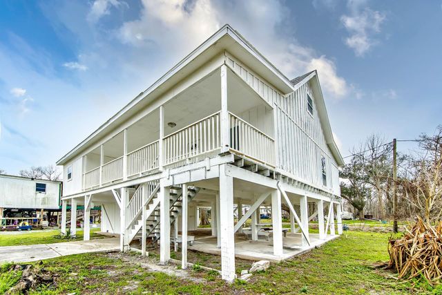 206 Leger St, Montegut, LA 70377