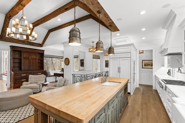 325 Highcroft Lane, Wayzata, MN 55391