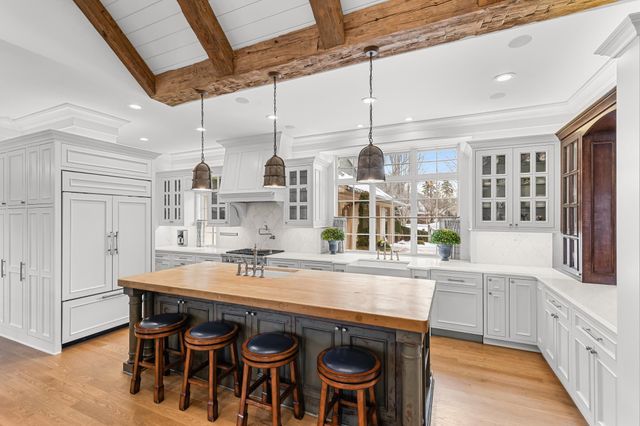 325 Highcroft Lane, Wayzata, MN 55391