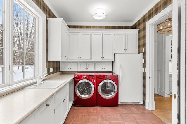 325 Highcroft Lane, Wayzata, MN 55391